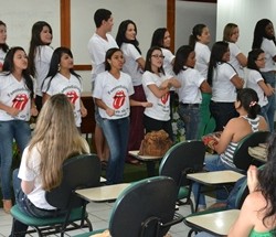 Os alunos do terceiro período, coordenados pela professora Wania Lima, apresentaram uma paródia da música “Beijinho no ombro”, intitulada “Fonoaudiólogo, sem ele não tem conversa”.