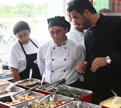 Chef corporativo do Grupo TSM Nestor Vera com o pessoal da cozinha do restaurante Veneza Gourmet da Universidade Ceuma