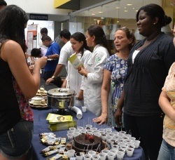 Alunos de Nutrição realizam mostra de alimentação no Congresso de Saúde