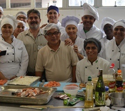 Yasuto Tanaka ministra aula para alunos de Gastronomia