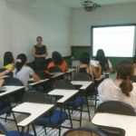 Prof. Aline Sharlon ministrando curso sobre Classificação de risco obstétrico