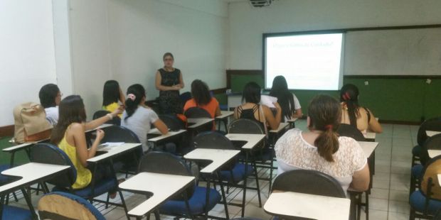 Prof. Aline Sharlon ministrando curso sobre Classificação de risco obstétrico