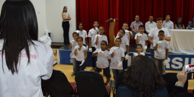 Coral Melodia com as Mãos, da Unidade de Educação Básica (U.E.B.) Maria Alice Coutinho