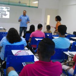 Palestra voltada ao atendimento orientado a vendas, ministrada pelo Prof Toni