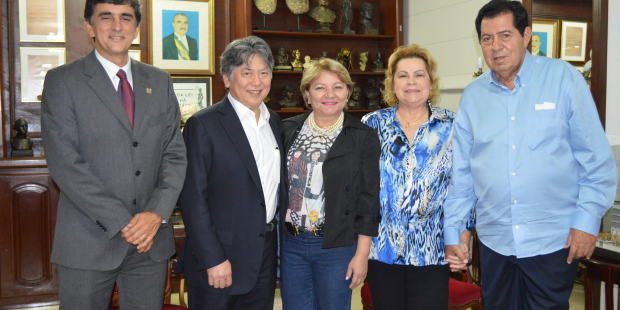 O reitor, Prof. Saulo Martins, Dr. Emerson Honda, Dra. Jolice Benitha Honda, Sra. Ana Lúcia Chaves Fecury e o Dr. Mauro de Alencar Fecury.