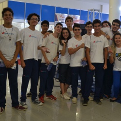 Visita da escola Upaon- Açu no estande da Universidade Ceuma