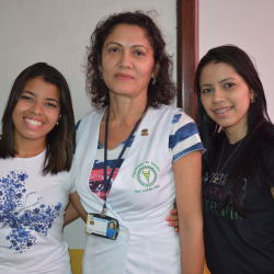 A aluna Sara Carvalho Melo, a Prof. Ana Lourdes Avelar e a aluna Jessica Braga participantes da pesquisa. pesquisa