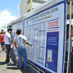 Um grande backdrop com o nome  dos candidatos  indicava o local de prova.