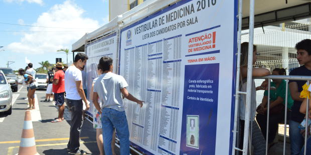 Um grande backdrop com o nome  dos candidatos  indicava o local de prova.