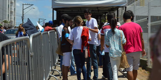 Tendas foram armadas para dar maior conforto a acompanhantes e candidatos.