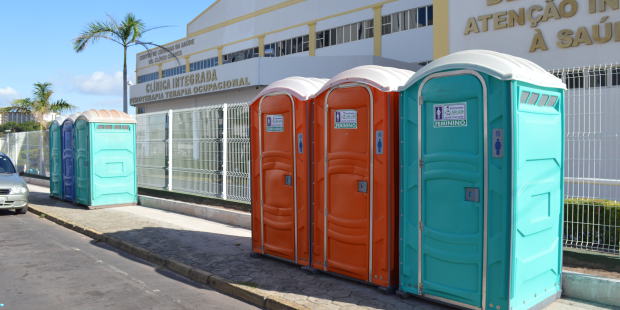 Banheiros químicos foram disponibilizados na calça da Universidade.