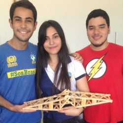 Participantes da competição, os alunos de Engenharia Matheus Souza, Camila Brandão e Daniel Martins