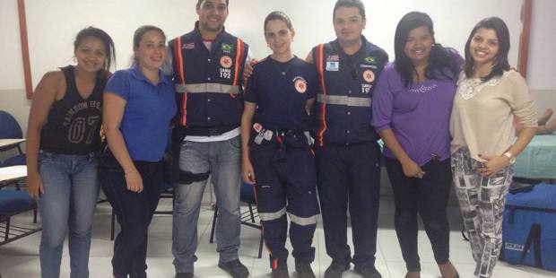 Acadêmicos de Enfermagem em  treinamento de Suporte Básico de Vida em parceria com o SAMU