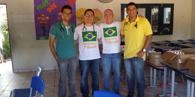 Os alunos Guilherme Alves e Nilo Arouche, o Dr Ivan Figueiredo e o aluno Lucas Veras