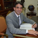 O advogado Thiago Diaz assinou o Livro de Ouro da Instituição.