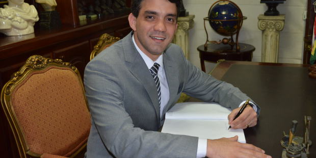 O advogado Thiago Diaz assinou o Livro de Ouro da Instituição.