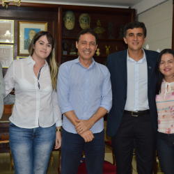 Profa. Cíntia Leite; prof. PhD Ricardo Daher; o visitante, Marco Túlio Rodrigues; o reitor, Saulo Martins e a profa. Adriana Marques.